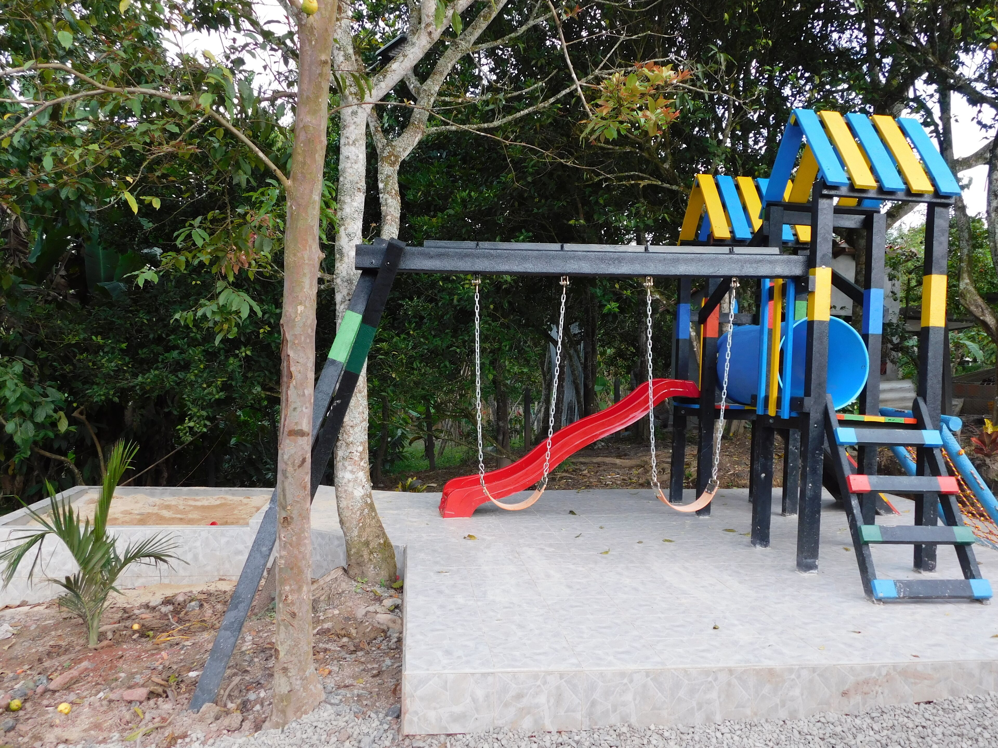 Un parque infantil con un tobogán y estructuras para escalar.