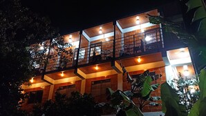 Un edificio de varios pisos con fachada de ladrillo y balcones.