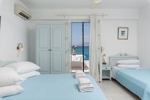 Chambre Triple Standard | Bureau, espace de travail pour ordinateur portable