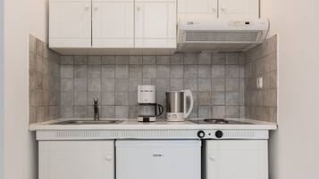 Standardværelse til 3 personer | Privat køkken | Kaffe-/temaskine, elkedel, højstol