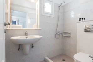 Standard Triple Room | Bathroom | Shower, free toiletries, hair dryer, towels - Castello On The Beach (Naxos)