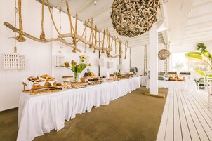 Café da manhã com buffet todos os dias mediante uma taxa