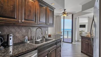 Refrigerador, microondas, horno y parrilla de estufa