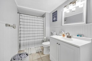 Dusj, hårføner og sjampo