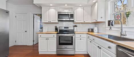 Réfrigérateur, four à micro-ondes, un four, surface de cuisson