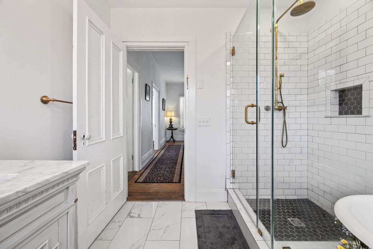Een douche, een haardroger, handdoeken