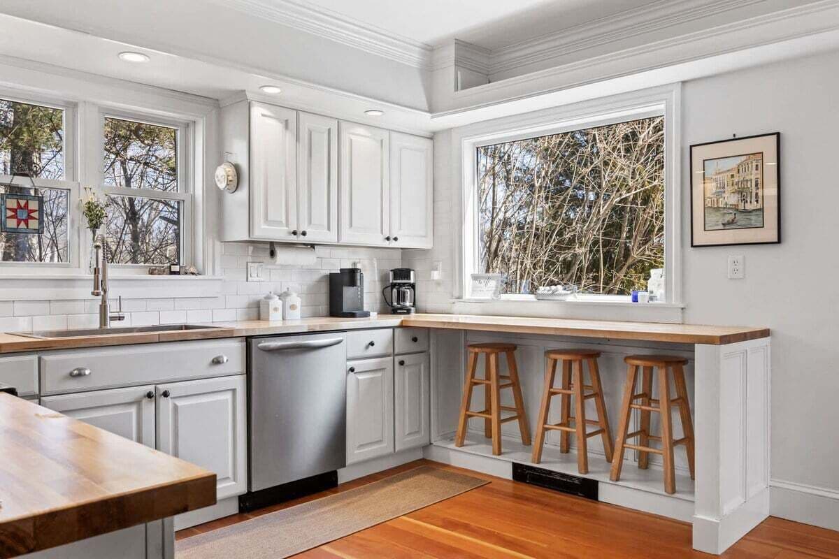 Wasserkocher mit Kaffee-/Teezubehör, Kühlschrank, Mikrowelle, Ofen