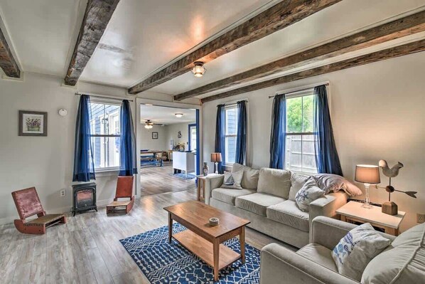 Televisie, boeken en een kantoor