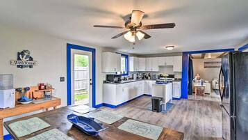 Een koelkast, een magnetron, een oven, een kookplaat