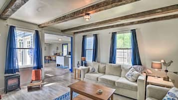 Een televisie, boeken en een kantoor