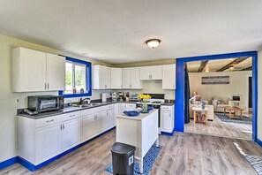 Fridge, microwave, oven, stovetop - The Maine Retreat! Pet Friendly! (Milbridge)