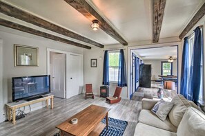 Televisie, boeken en een kantoor