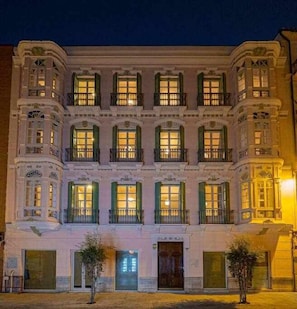 Exterior - 1B Elegant 3 Bedroom Downtown (Malaga)