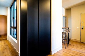 Interior - 1B Elegant 3 Bedroom Downtown (Malaga)