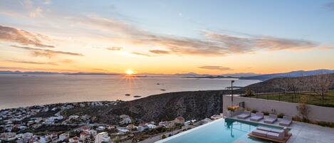 2 室外游泳池,池畔遮阳伞,日光浴躺椅