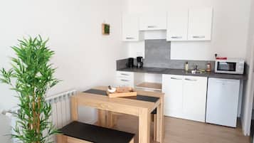 冰箱、炉灶、茶具/咖啡用具、烤面包机