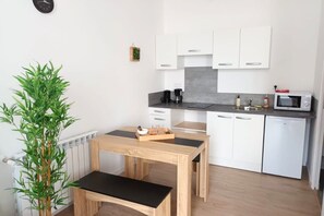 Fridge, stovetop, coffee/tea maker, toaster