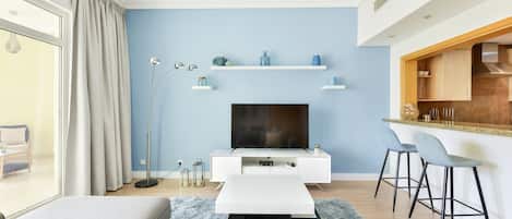 Deluxe 2BR Apartment plus maids room | Vardagsrum | 55-tums smart-tv med kabelkanaler och tv