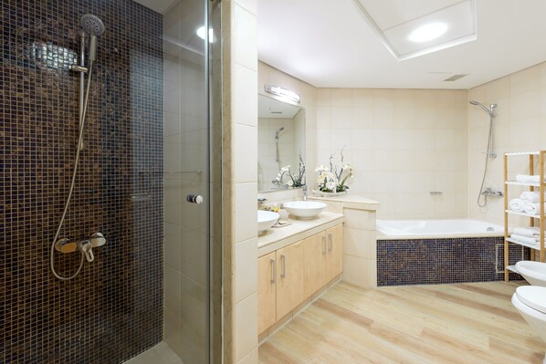 Deluxe 2BR Apartment plus maids room | Salle de bain | Baignoire et douche séparées, articles de toilette gratuits