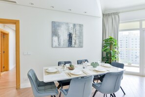 Deluxe 2BR Apartment plus maids room | Coin séjour | TV connectée de 55 pouces avec chaînes par câble, télévision