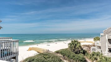 Plage à proximité, chaises longues