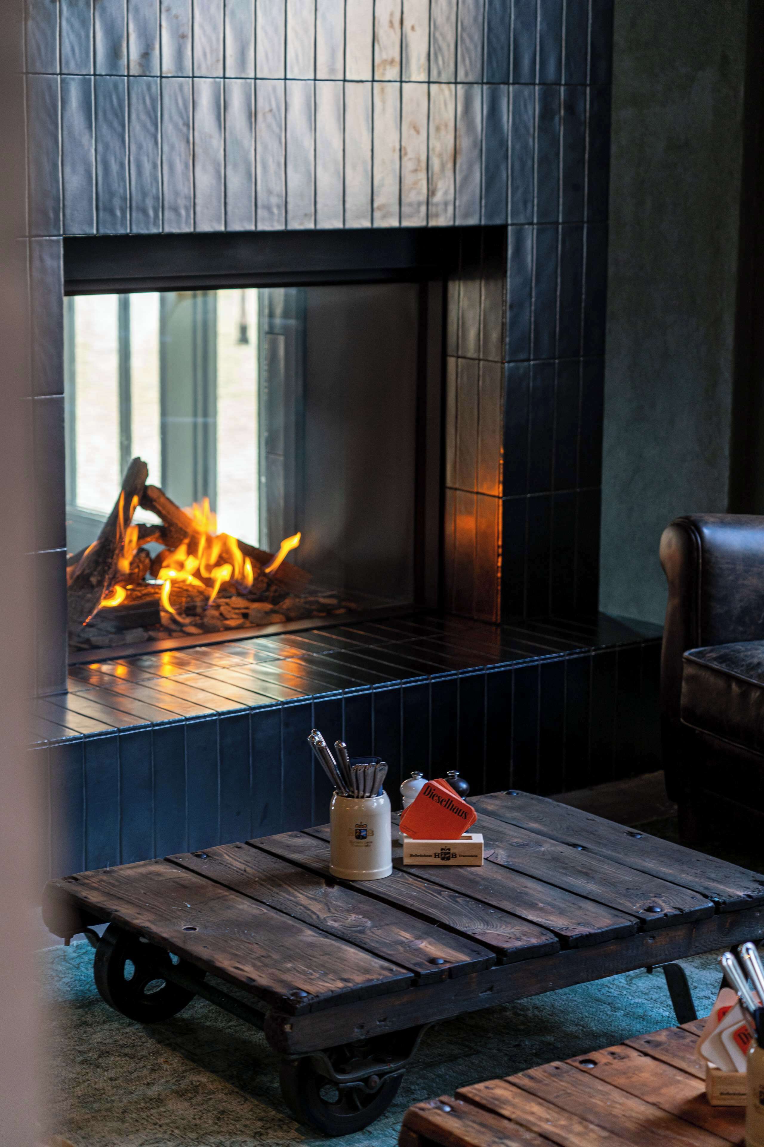 2 restaurants, breakfast, lunch, dinner served; international cuisine 