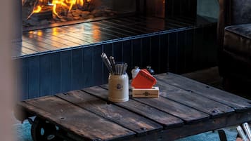 2 restaurants, breakfast, lunch, dinner served; international cuisine