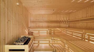 Una sauna con bancos de madera y un banco con fuente de calor.
