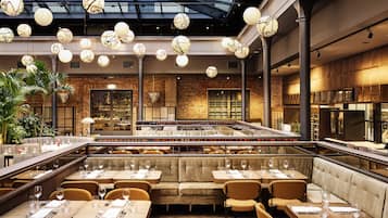 2 restaurantes; se sirve desayuno, almuerzo y cena; cocina internacional