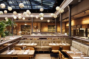 2 restaurants; breakfast, lunch, and dinner served - Telegraphenamt (Berlin)