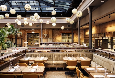 2 restaurantes; se sirve desayuno, almuerzo y cena; cocina internacional