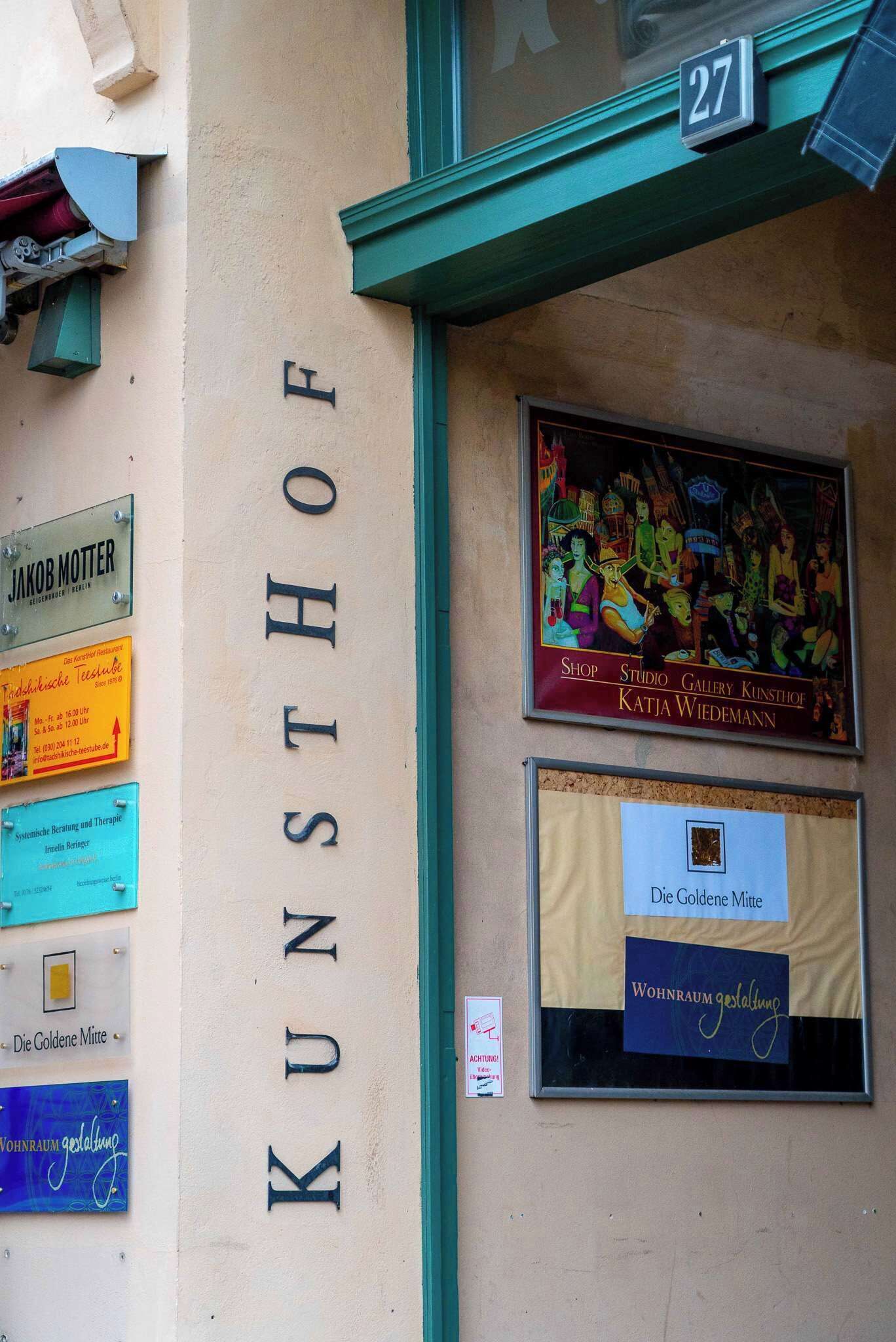 Fachada de edificio con el nombre "KUNSTHOF" claramente visible.