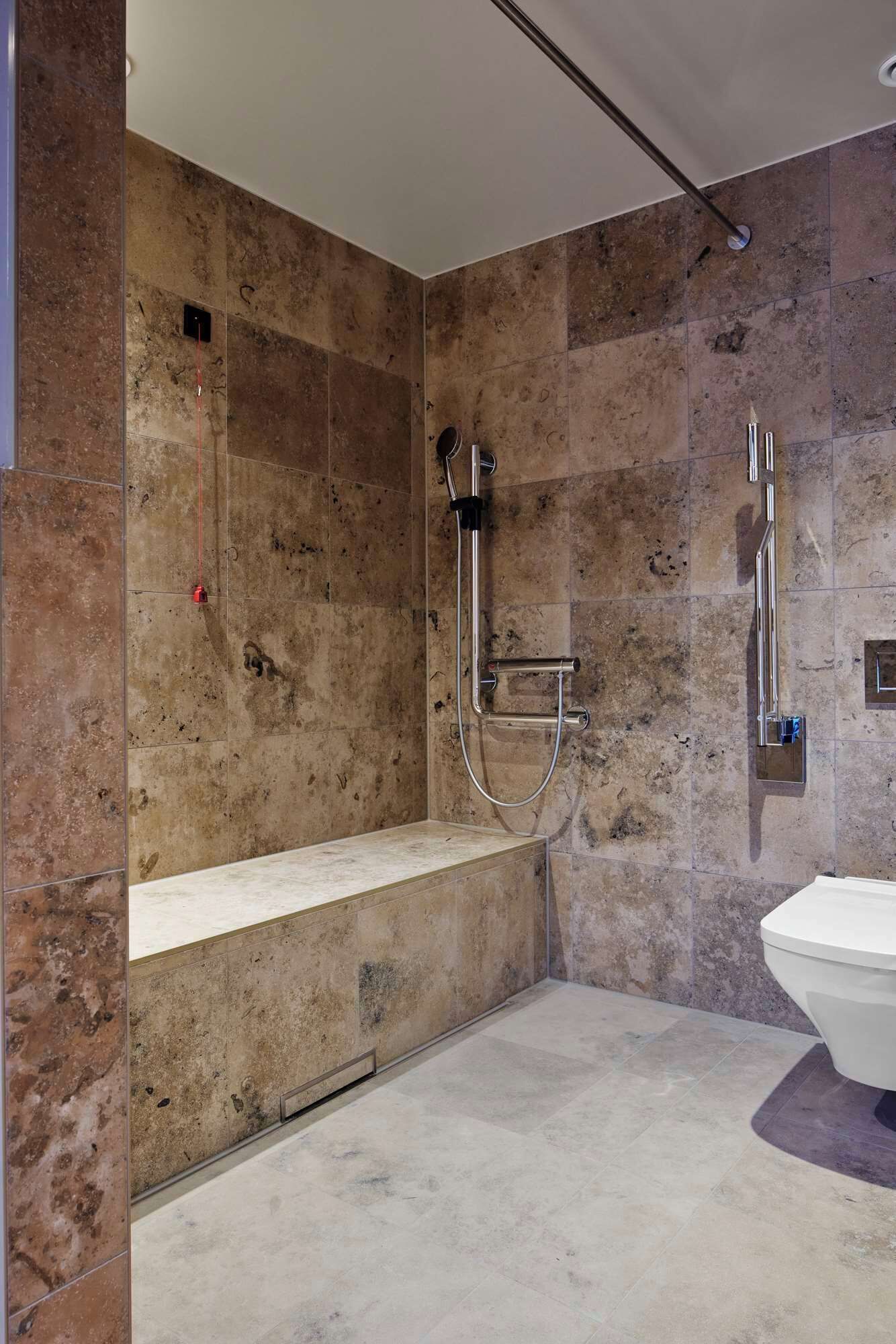 Un baño moderno con bañera, ducha e inodoro.