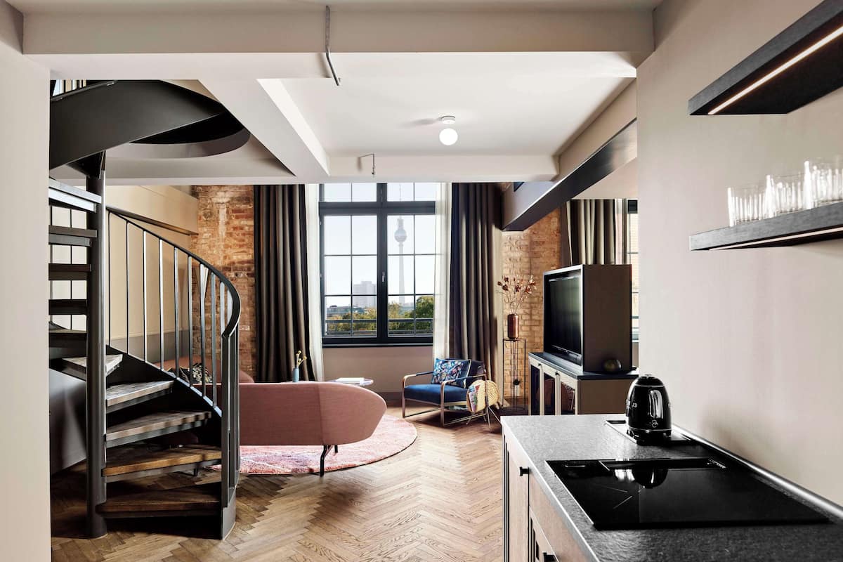 Room, City View (Mabel's Place) | Living room