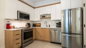 Frigorífico, microondas, horno y placa de cocina