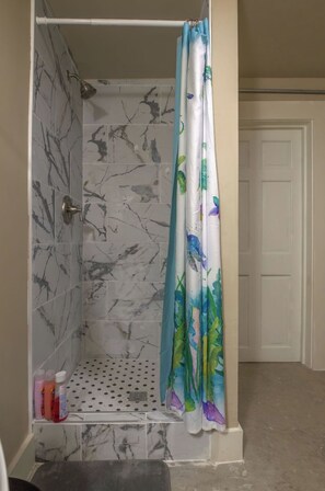 Ferienhaus (1 Bedroom) | Badezimmer | Dusche, Handtücher, Seife, Shampoo