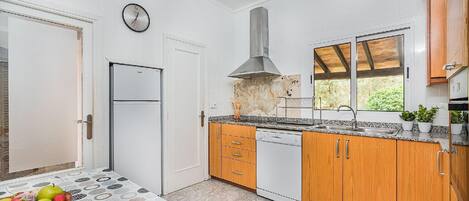 Refrigerador, microondas, horno, lavavajillas