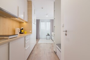 Studio, parveke, järven rannalla | Yksityinen keittiö | Astianpesukone, kahvin-/teenkeitin, keittoastiat/astiat/ruokailuvälineet