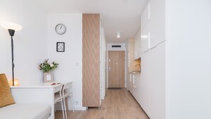 Studio, Balcony, Lakeside | Bed sheets - Studio Goszczynskiego Kraków by Renters (Kraków)