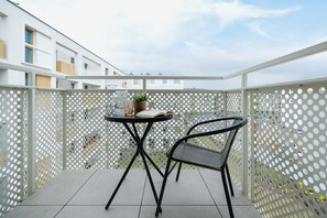 Balcony - Studio Goszczynskiego Kraków by Renters (Kraków)