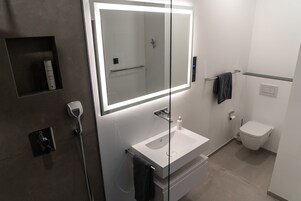 Deluxe Double Room, Private Bathroom | Bathroom