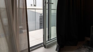 A room with a sliding glass door leading to a balcony. - THE Newsha Signature Home (Muelheim an der Ruhr)