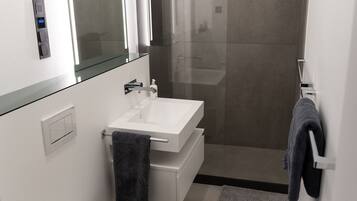 Superior-Doppelzimmer, eigenes Bad, Blick auf den Innenhof | Badezimmer