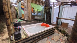 GLAMPING EL CRISTAL | Bathroom | Shower, rainfall showerhead, bidet, towels - Biohotel Ecohouse (Guarne)