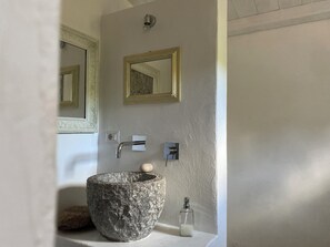 Regadera, secadora de cabello, bidet, toallas 
