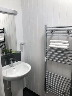 Quarto casal conforto | Banheiro | Produtos de toalete grátis, secador de cabelo