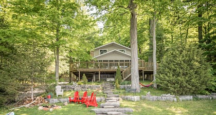 Large Waterfront Cottage! 5 bedrooms (max 12)! Kayaks, SUP, Water Slide, Beach