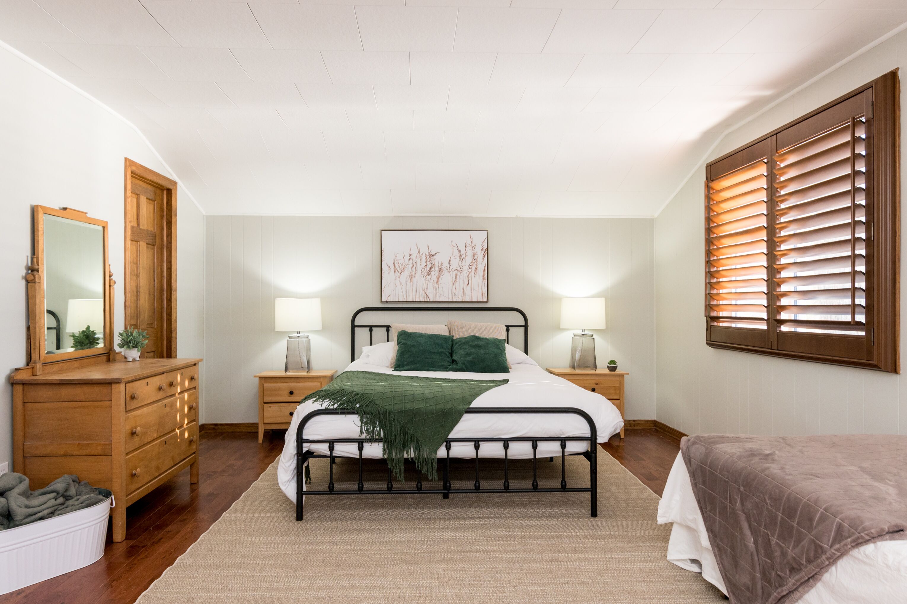 5 間睡房、書桌、熨斗/熨衫板、可攜式嬰兒床