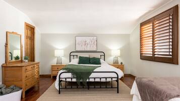 5 間睡房、書桌、熨斗/熨衫板、可攜式嬰兒床