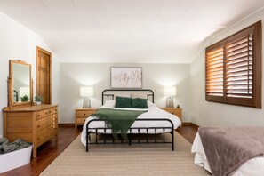 5 bedrooms, desk, iron/ironing board, travel crib